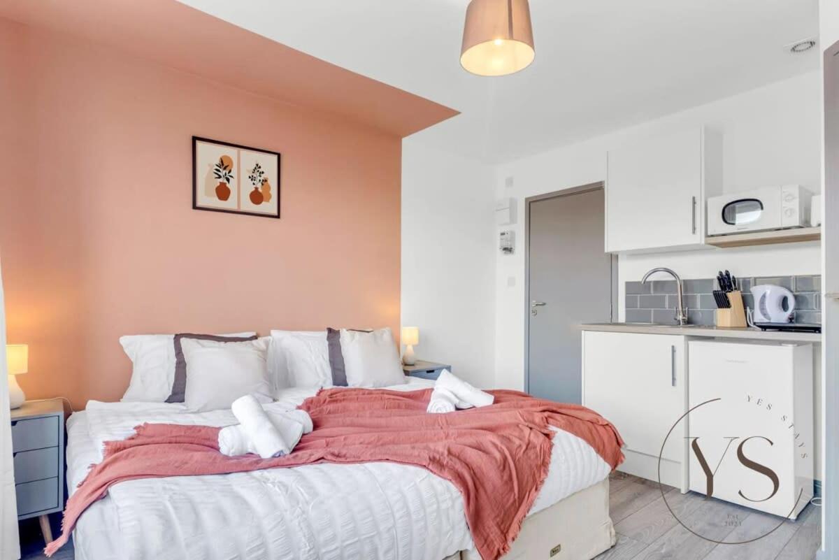 Sienna Longton Studio 2D - Wi-Fi, Alton Towers, Netflix Stoke-on-Trent Bagian luar foto