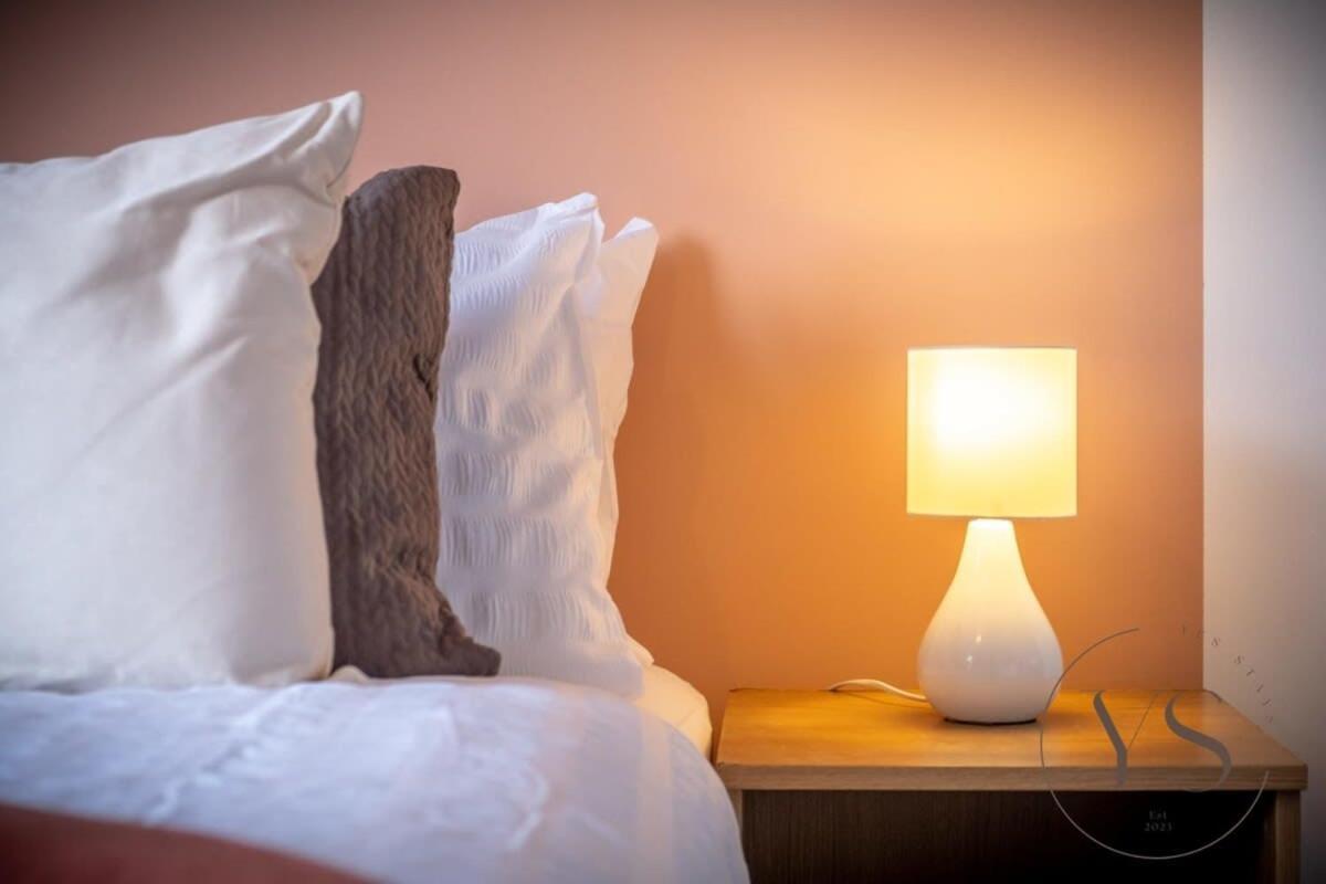 Sienna Longton Studio 2D - Wi-Fi, Alton Towers, Netflix Stoke-on-Trent Bagian luar foto