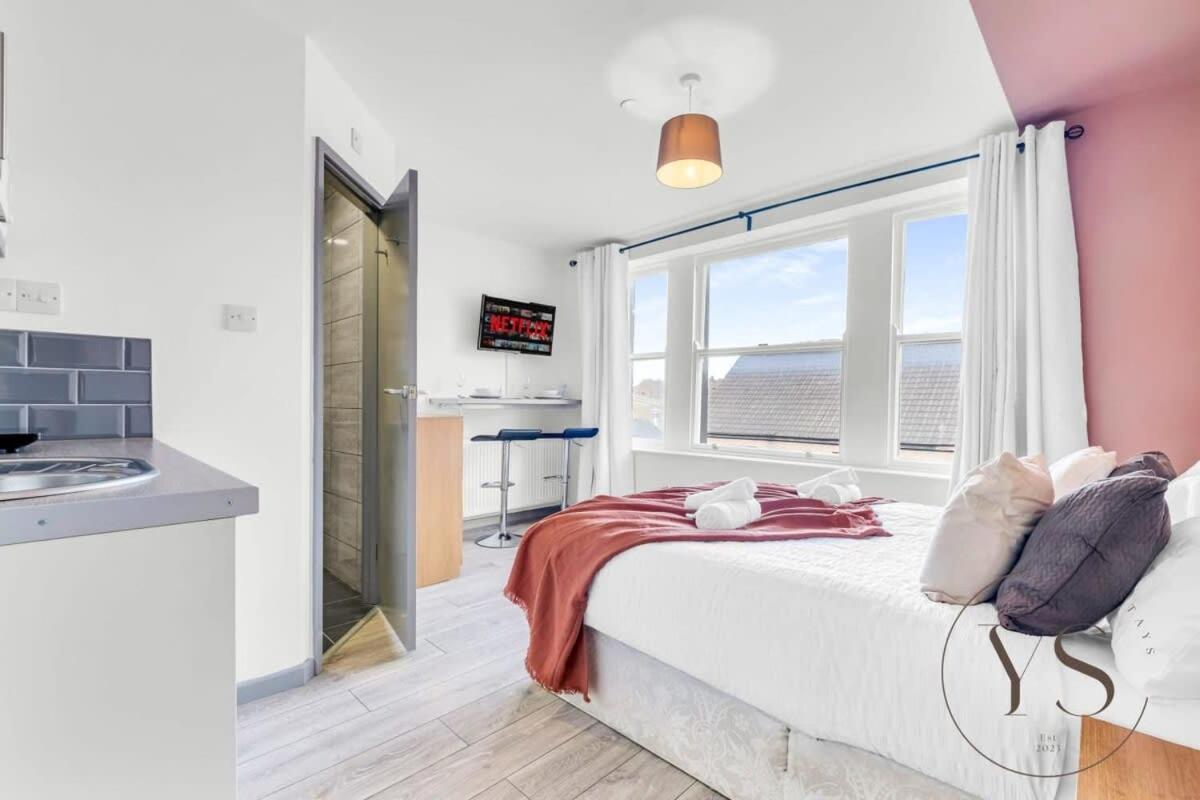 Sienna Longton Studio 2D - Wi-Fi, Alton Towers, Netflix Stoke-on-Trent Bagian luar foto