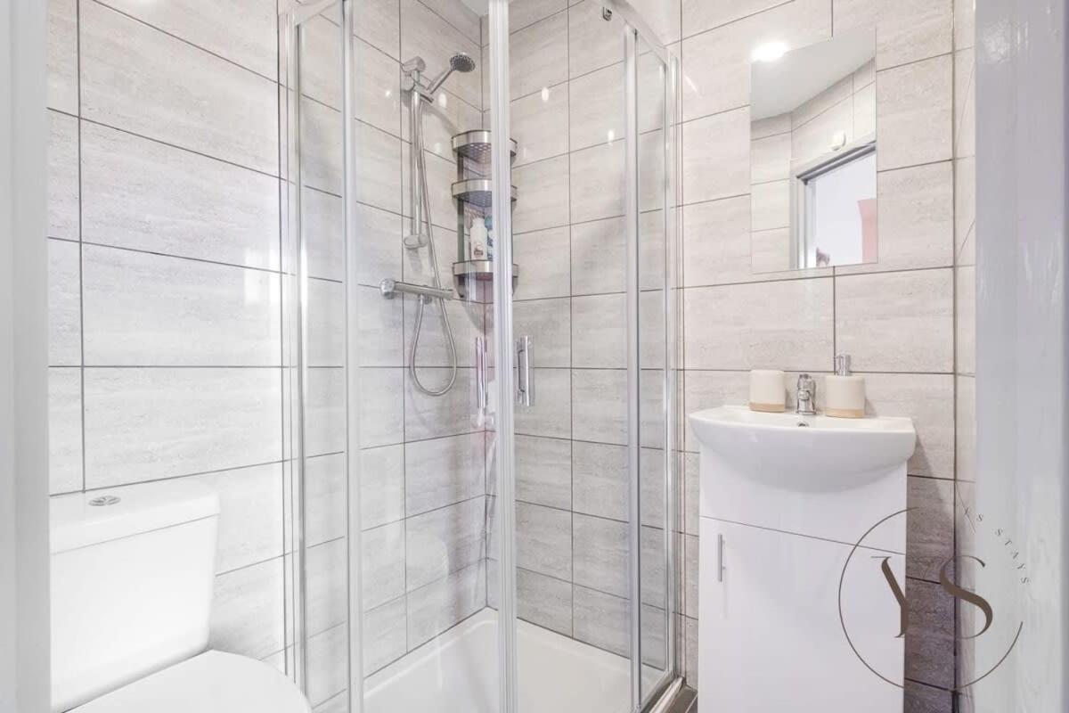 Sienna Longton Studio 2D - Wi-Fi, Alton Towers, Netflix Stoke-on-Trent Bagian luar foto