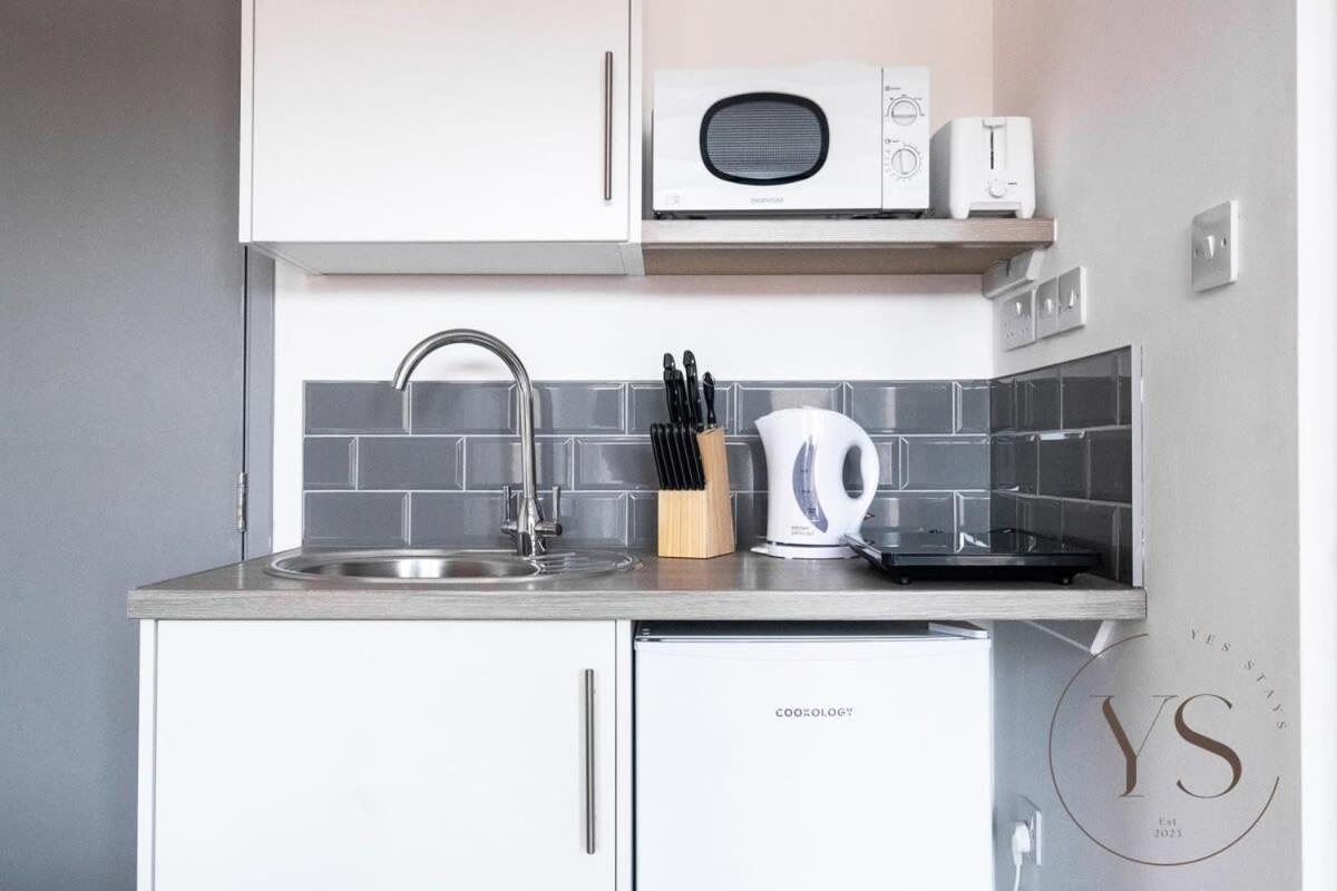 Sienna Longton Studio 2D - Wi-Fi, Alton Towers, Netflix Stoke-on-Trent Bagian luar foto
