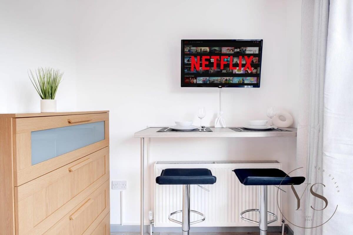 Sienna Longton Studio 2D - Wi-Fi, Alton Towers, Netflix Stoke-on-Trent Bagian luar foto