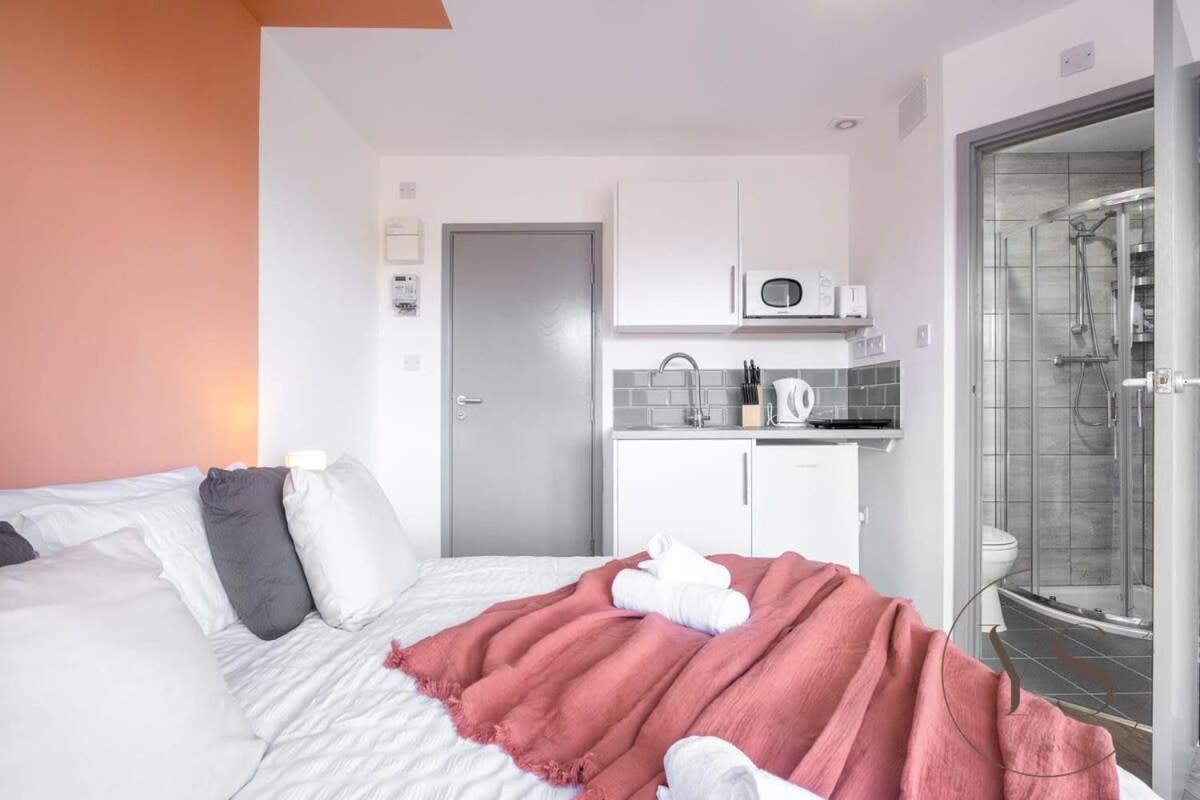 Sienna Longton Studio 2D - Wi-Fi, Alton Towers, Netflix Stoke-on-Trent Bagian luar foto