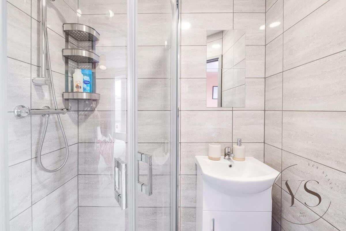 Sienna Longton Studio 2D - Wi-Fi, Alton Towers, Netflix Stoke-on-Trent Bagian luar foto