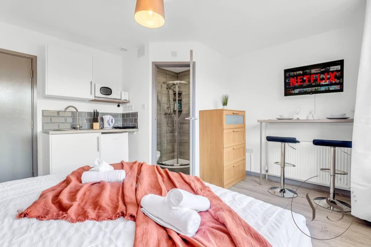 Sienna Longton Studio 2D - Wi-Fi, Alton Towers, Netflix Stoke-on-Trent Bagian luar foto